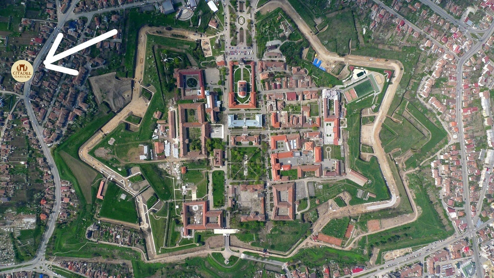 Vedere aeriană cu poziția Citadel Garden în Alba Iulia, în apropierea Cetății Alba Carolina