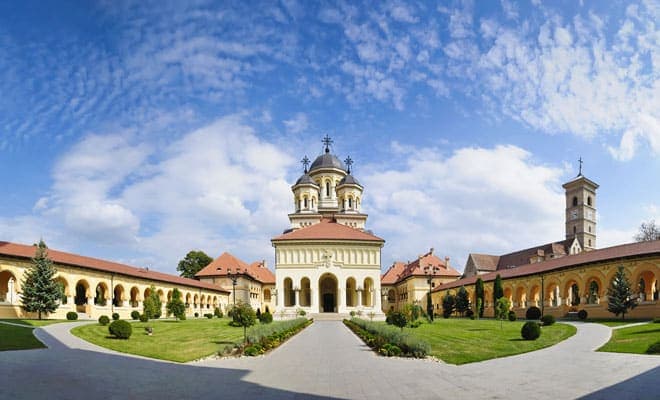 Catedrala Încoronării (Reîntregirii) din Alba Iulia și curtea sa