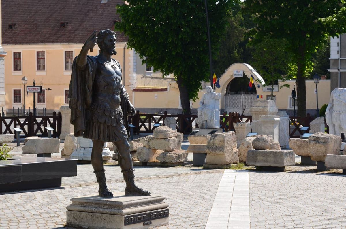 Castrul roman Apulum — Principia, poarta reconstituită