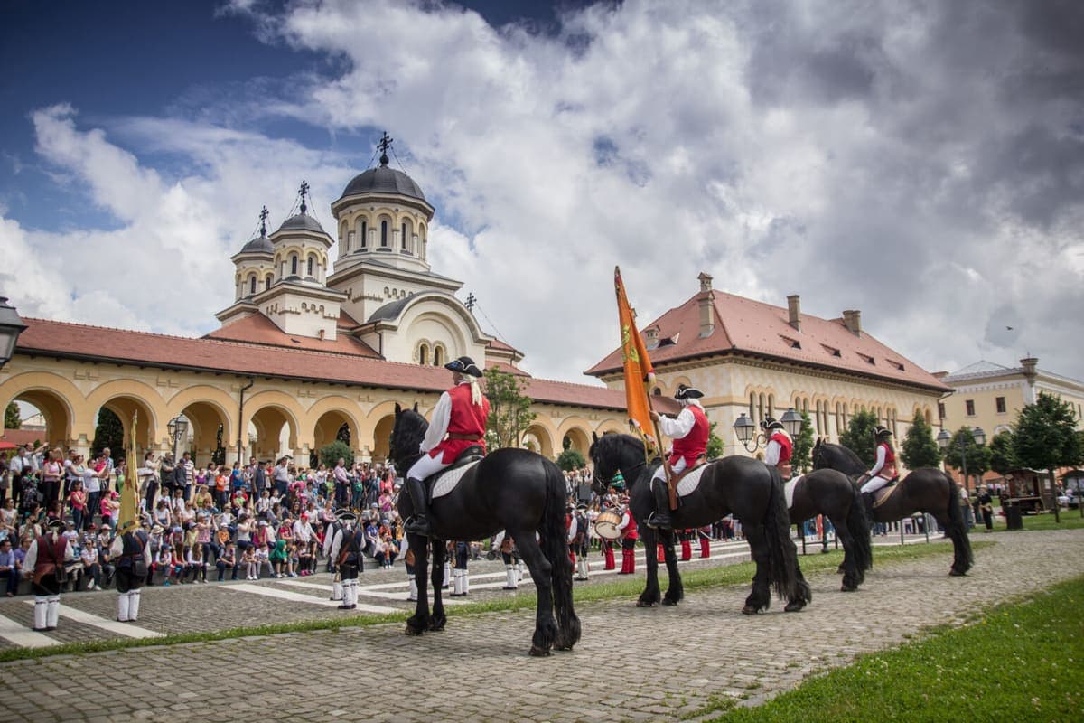 Schimbarea gărzii în Cetatea Alba Carolina, cu gardă călare în uniforme de epocă