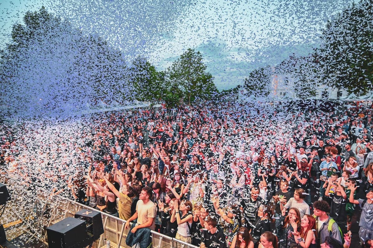 Alba Fest: mulțime la concert, cu confetti, în Alba Iulia