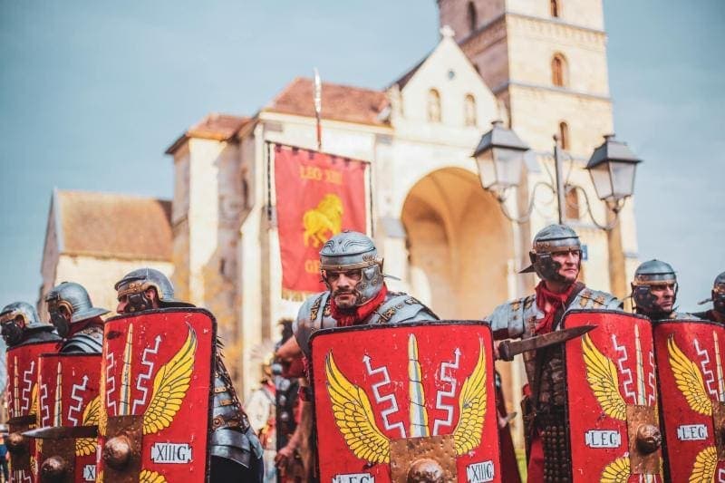 Festivalul Roman Apulum: legionari romani cu scuturi, lângă catedrală