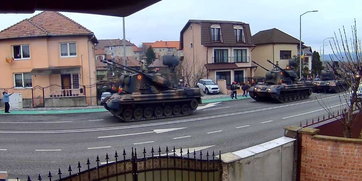 Parada militară de 1 Decembrie la Alba Iulia, cu tehnică blindată pe bulevardul din fața proprietății
